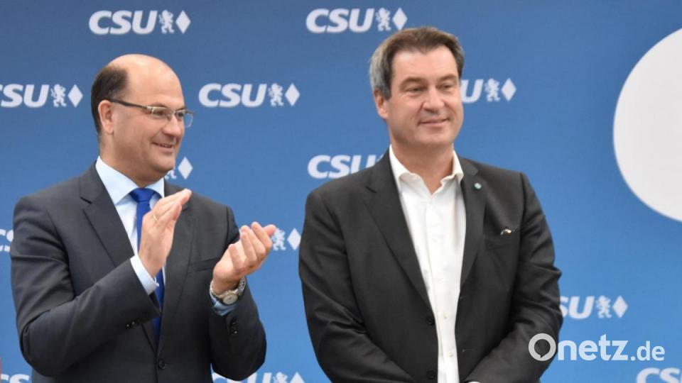 Der Oberpfälzer CSU-Vorsitzende und Finanzminister Albert Füracker (links) applaudiert dem Parteivorsitzenden und Ministerpräsidenten Markus Söder nach dessen Rede beim Bezirksparteitag in Maxhütte-Haidhof (Kreis Schwandorf). Bild: Alexander Pausch