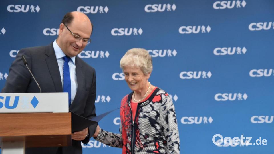 Der CSU-Bezirksvorsitzende Albert Füracker zeichnet Maria Reindl aus Amberg für ihre Verdienste mit der Ehrenraute des Bezirks Oberpfalz aus. Bild: Alexander Pausch