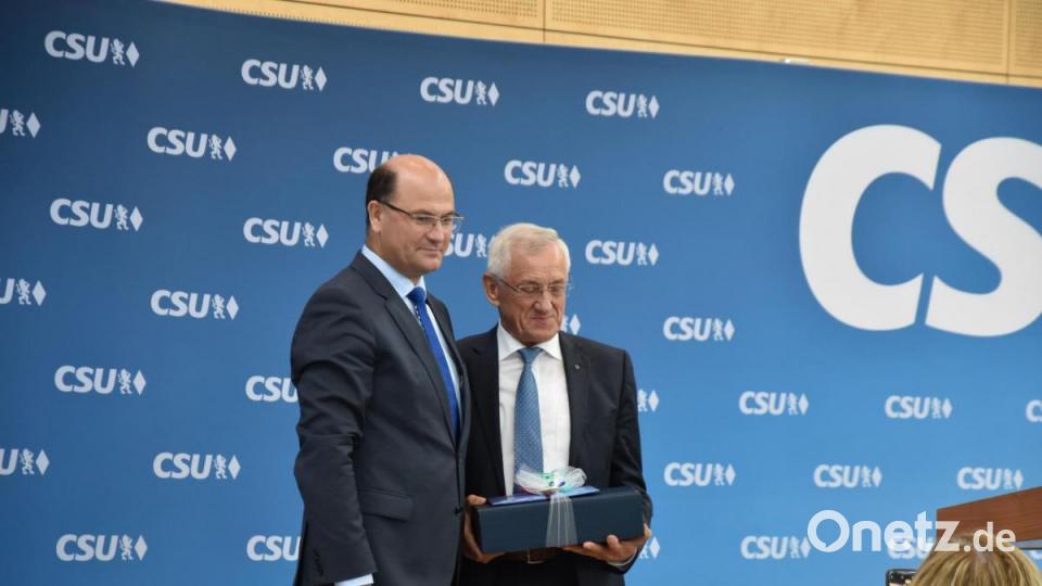 Der aus dem Europaparlament ausgeschiedene Albert Dess (rechts) gehörte zu den Oberpfälzer Politikern,denen Bezirkschef Albert Füracker am Ende des Parteitages für ihr langjähriges Engagement dankte. Bild: Alexander Pausch