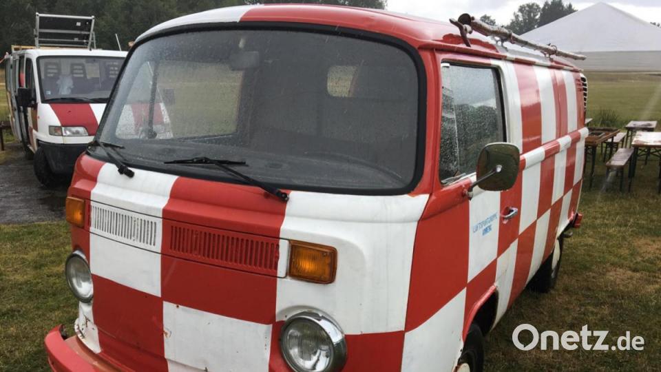 Der Bulli der Luftsportgruppe steht als Rettungsbus neben der Landebahn. Bild: upl