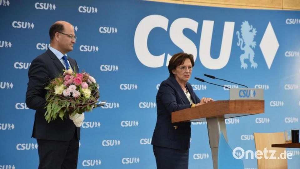 Zun Ende des Parteitags bedankte sich die frühere Staatsministerin Emilia Müller bei den Delgierten für die Unterstützung. Zuvor hatte Bezirkschef Albert Füracker Müller für ihre langjährige politische Arbeit in Brüssel und München gedankt. Bild: Alexander Pausch