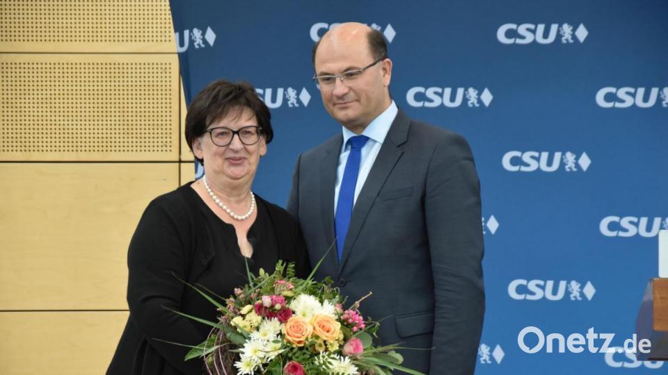 Die ehemalige Amberger Bundestagsabgeordnete Barbara Lanzinger gehört zu den Politkern, denen CSU-Bezirkschef Albert Füracker am Ende des Parteitages dankte. Bild: Alexander Pausch