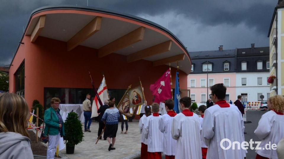 Das neue Pfarrheim wird eingeweiht. Bild: Kunz