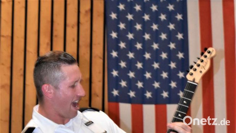 Die USAREUR-Band mit Chor spielte zwar nicht auf dem Schönberg im freien, aber in der Stadthalle, wo ein musikalisches Feuerwerk gezündet wurde. Bild: rgr