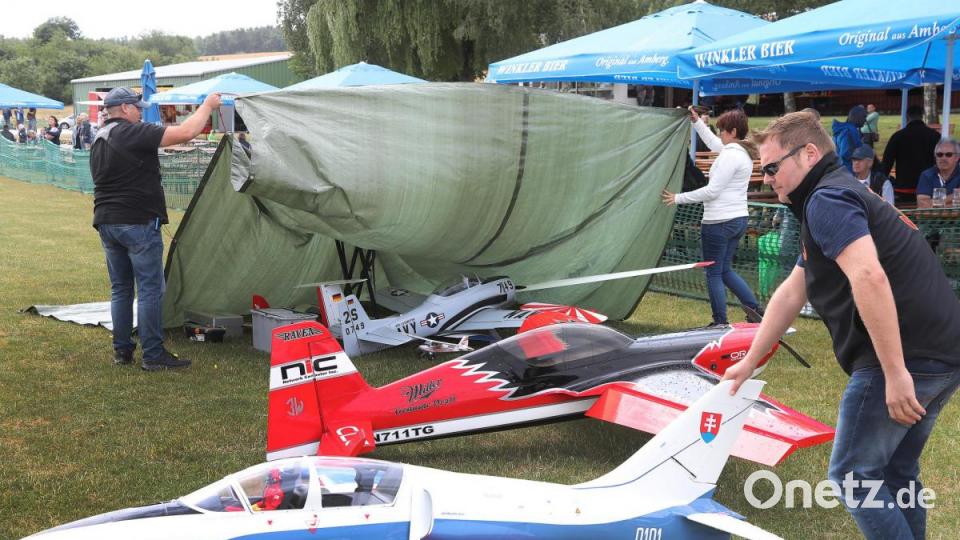 Bevor der nächste Schauer kommt, mussten die Modellflugzeuge abgedeckt werden. Bild: Wolfgang Steinbacher