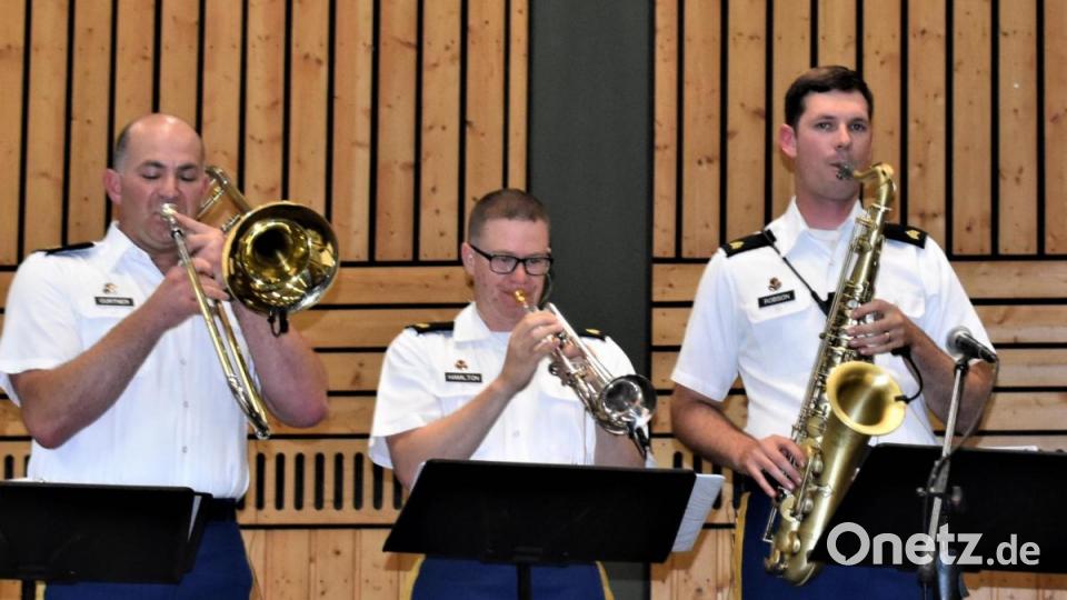Die USAREUR-Band mit Chor spielte zwar nicht auf dem Schönberg im freien, aber in der Stadthalle, wo ein musikalisches Feuerwerk gezündet wurde. Bild: rgr