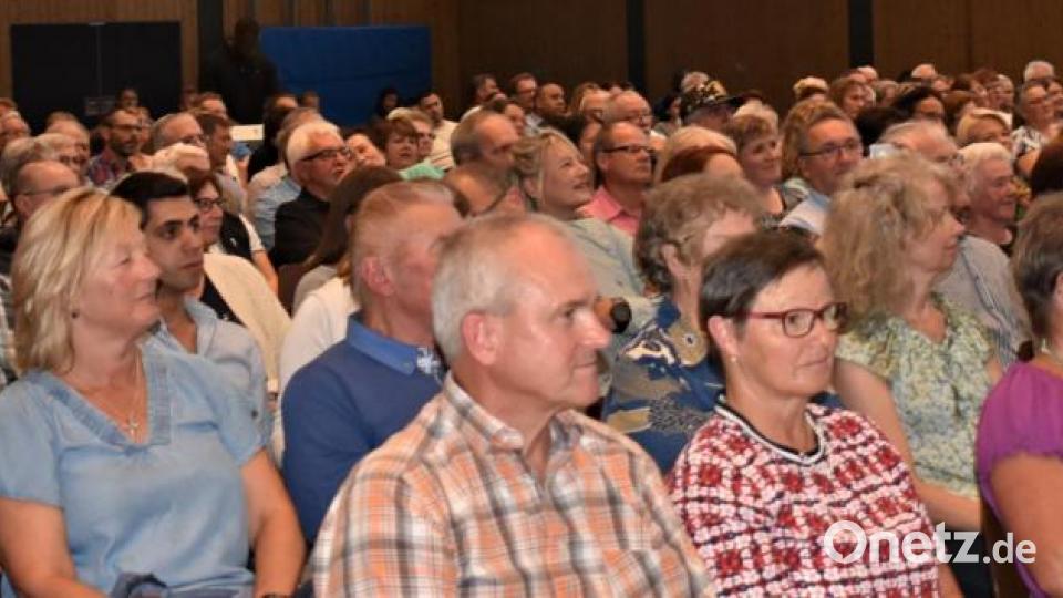 Die USAREUR-Band mit Chor spielte zwar nicht auf dem Schönberg im freien, aber in der Stadthalle, wo ein musikalisches Feuerwerk gezündet wurde. Bild: rgr