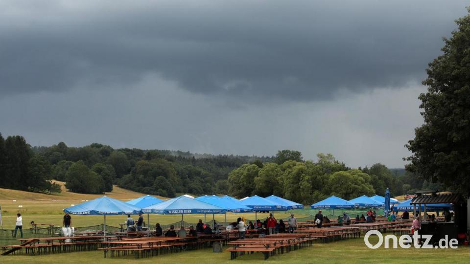 Dunkle Wolken über dem Flugplatz Rammertshof. Bild: Wolfgang Steinbacher