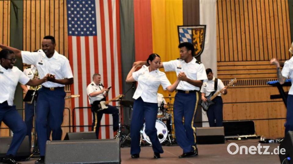 Die USAREUR-Band mit Chor spielte zwar nicht auf dem Schönberg im freien, aber in der Stadthalle, wo ein musikalisches Feuerwerk gezündet wurde. Bild: rgr