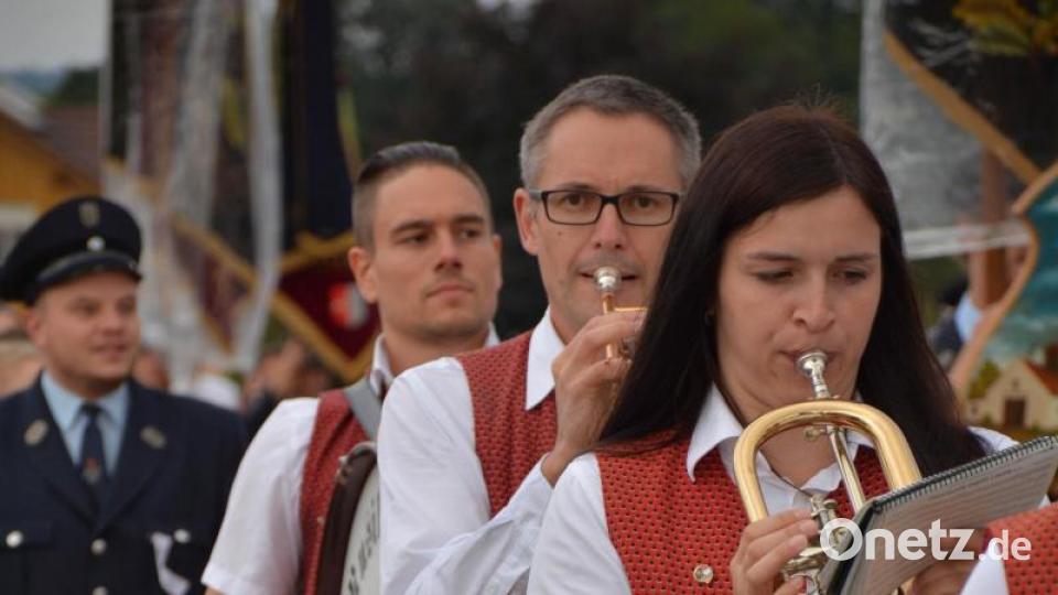 Die Jugendblaskapelle Seebarn spielte als eine von insgesamt fünf Kapellen im Festzug mit kräftigen Klängen auf. Bild: Freya Stöckl