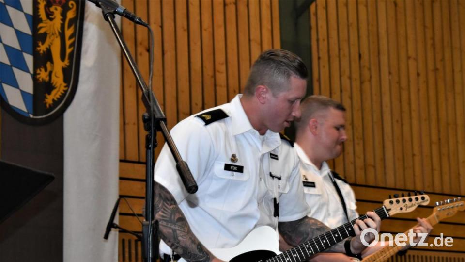 Die USAREUR-Band mit Chor spielte zwar nicht auf dem Schönberg im freien, aber in der Stadthalle, wo ein musikalisches Feuerwerk gezündet wurde. Bild: rgr