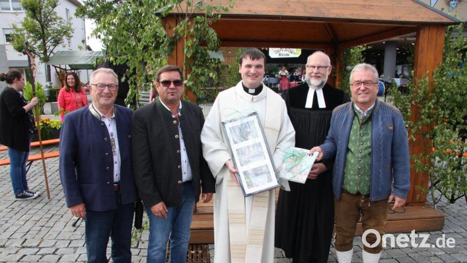Der ökumenische Gottesdienst war eine Premiere, bei der man sich zugleich auch von Pfarrer Maximilian Roeb verabschiedete. Im Bild: stellvertretender Bürgermeister Fritz Holm, Vereinskartell-Vorsitzender Michael Klarner, Maximilian Roeb, Martin Schlenk und Bürgermeister Toni Dutz (von links). Bild: wro