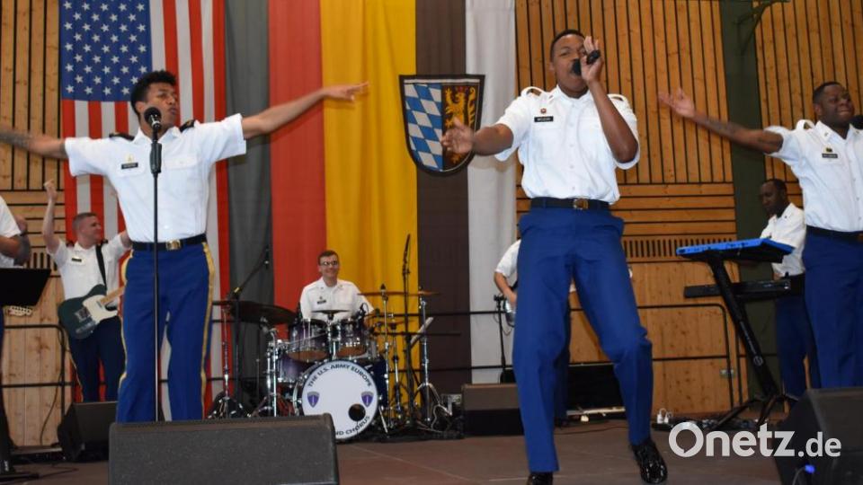 Die USAREUR-Band mit Chor spielte zwar nicht auf dem Schönberg im freien, aber in der Stadthalle, wo ein musikalisches Feuerwerk gezündet wurde. Bild: rgr