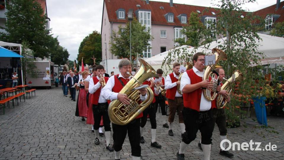 Alle zwei Jahre findet in Wiesau ein Bürgerfest statt. Dazu gehört auch ein Festzug , den stets der Musikverein anführt. Bild: wro