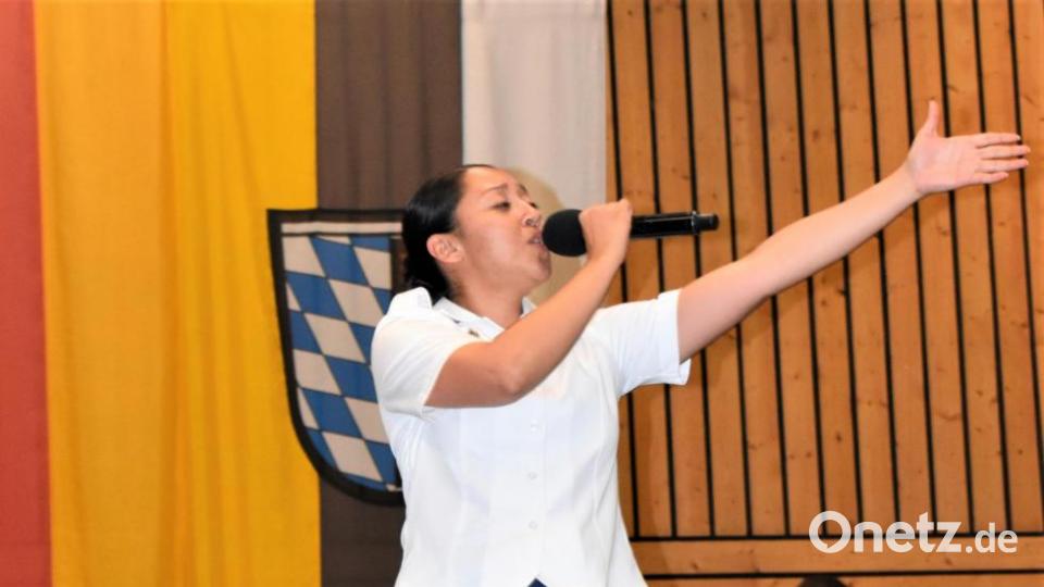 Die USAREUR-Band mit Chor spielte zwar nicht auf dem Schönberg im freien, aber in der Stadthalle, wo ein musikalisches Feuerwerk gezündet wurde. Bild: rgr