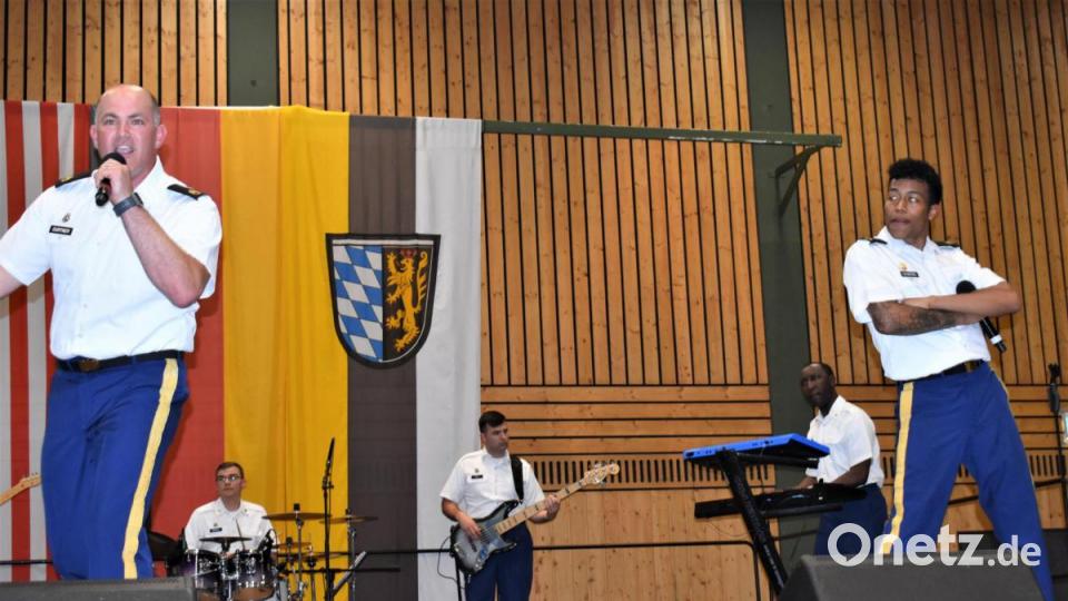 Die USAREUR-Band mit Chor spielte zwar nicht auf dem Schönberg im freien, aber in der Stadthalle, wo ein musikalisches Feuerwerk gezündet wurde. Bild: rgr