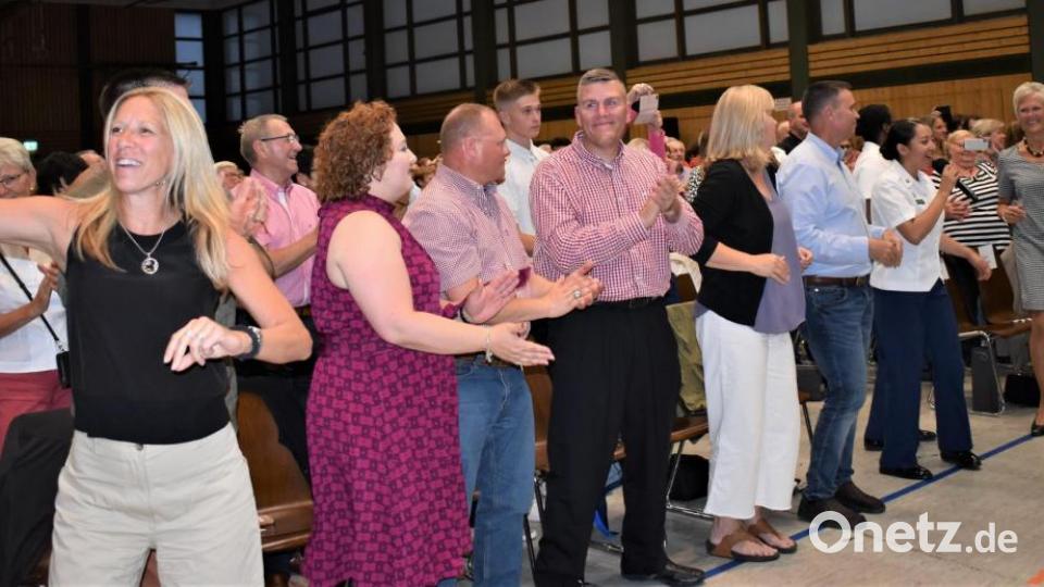 Die USAREUR-Band mit Chor spielte zwar nicht auf dem Schönberg im freien, aber in der Stadthalle, wo ein musikalisches Feuerwerk gezündet wurde. Bild: rgr