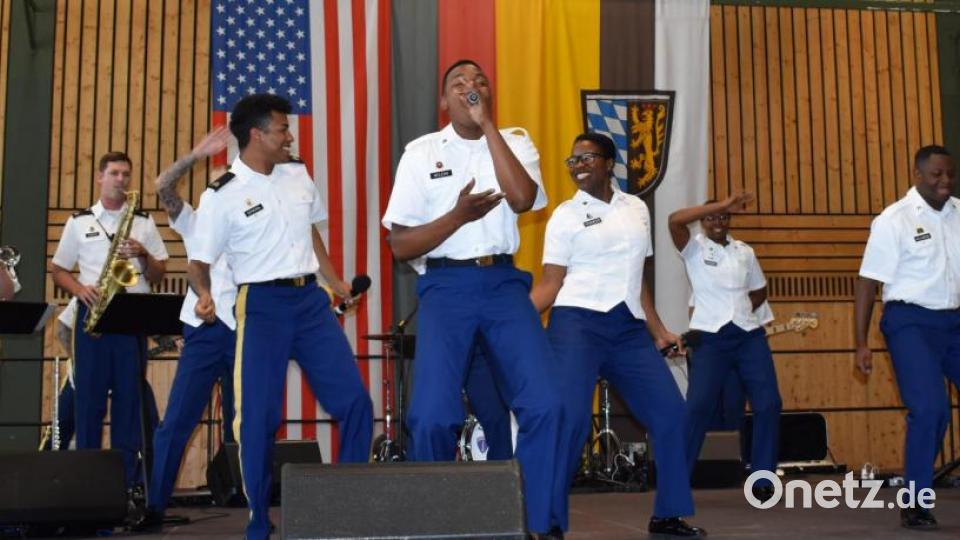 Die USAREUR-Band mit Chor spielte zwar nicht auf dem Schönberg im freien, aber in der Stadthalle, wo ein musikalisches Feuerwerk gezündet wurde. Bild: rgr