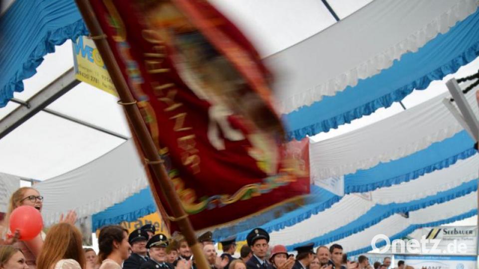 Kräftige Fahnenschwünge der einzelnen Feuerwehrvereine ließen die Festzeltbesucher staunen. Bild: Freya Stöckl