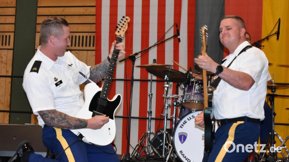 Die USAREUR-Band mit Chor spielte zwar nicht auf dem Schönberg im freien, aber in der Stadthalle, wo ein musikalisches Feuerwerk gezündet wurde. Bild: rgr