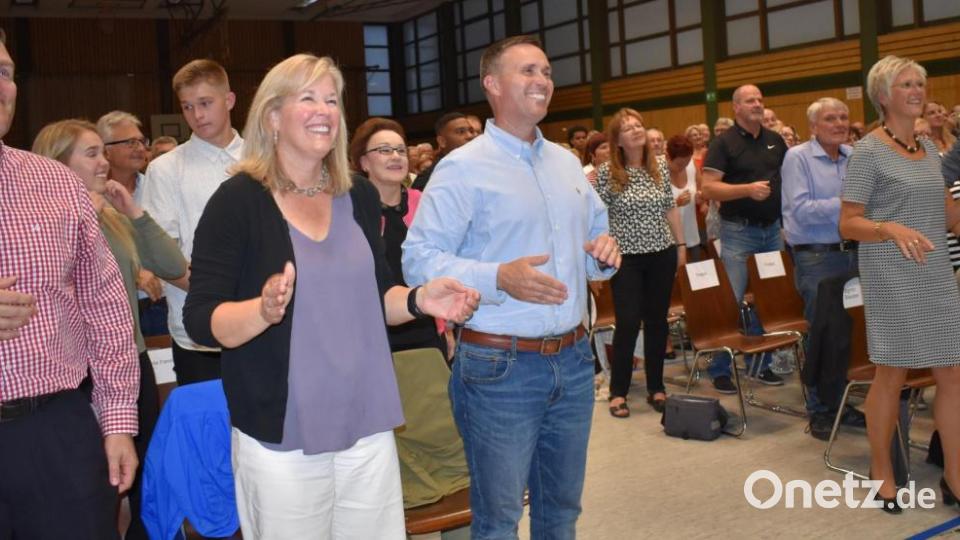 Die gute Laune der Musiker, Sänger und Sängerinnen, die Großartiges geleistet haben, war ansteckend; unter anderen bei zweiter Bürgermeisterin Anita Stauber, Brigadegeneral Christopher Norrie (Mitte) und Kommandeur Colonel Adam Boyd (links). Bild: rgr