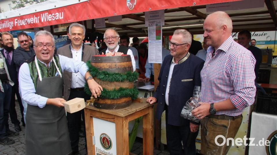 Ein Hammerschlag reichte, dann war das erste Fass angezapft und damit das 18. Bürgerfest offiziell eröffnet. Im Bild – von links – Die Bürgermeister Toni Dutz (Wiesau), Roland Grillmeier (Mitterteich) Herbert Bauer (Falkenberg), Wiesaus 2. Bürgermeister Fritz Holm und Festleiter Christian Weig. Bild: wro