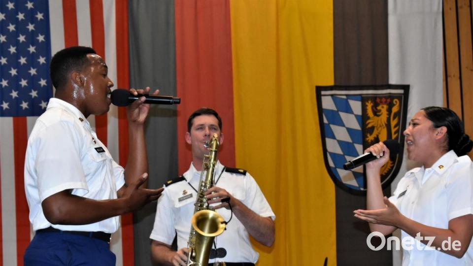 Die USAREUR-Band mit Chor spielte zwar nicht auf dem Schönberg im freien, aber in der Stadthalle, wo ein musikalisches Feuerwerk gezündet wurde. Bild: rgr