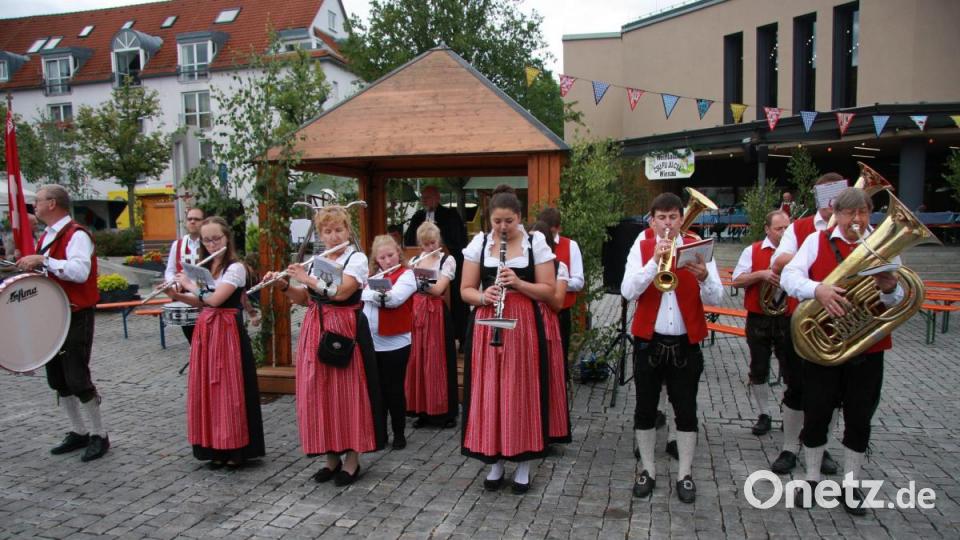 Mit einem Standkonzert begrüßte der Musikverein Wiesau seine Festgäste, um danach den Gottesdienst musikalisch zu umrahmen. Bild: wro
