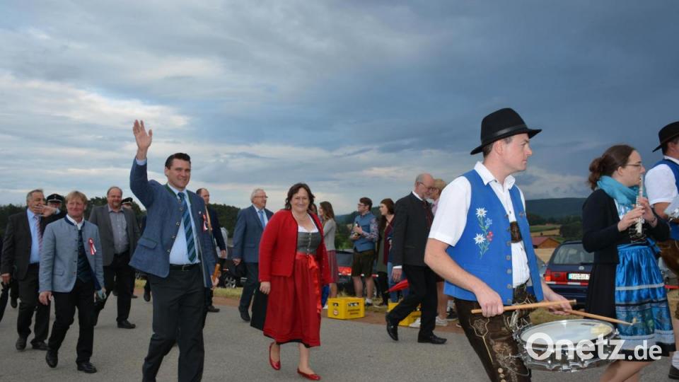 Landrat Thomas Ebeling (winkend) hatte mit der Landtagsabgeordneten Marianne Schieder und Bürgermeister Georg Köppl sichtlich Freude am Mitwirken des Festzuges. Herzlich begrüßten die Politiker die vielen Besucher am Straßenrand. Bild: Freya Stöckl