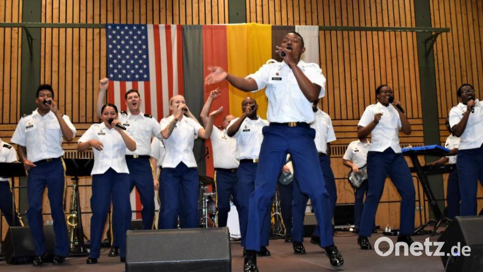 Die USAREUR-Band mit Chor spielte zwar nicht auf dem Schönberg im freien, aber in der Stadthalle, wo ein musikalisches Feuerwerk gezündet wurde. Bild: rgr