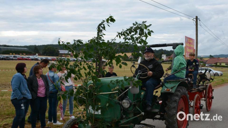 Der historische Traktor mit alter Pumpe war einer der Hingucker im Festzug. Bild: Freya Stöckl