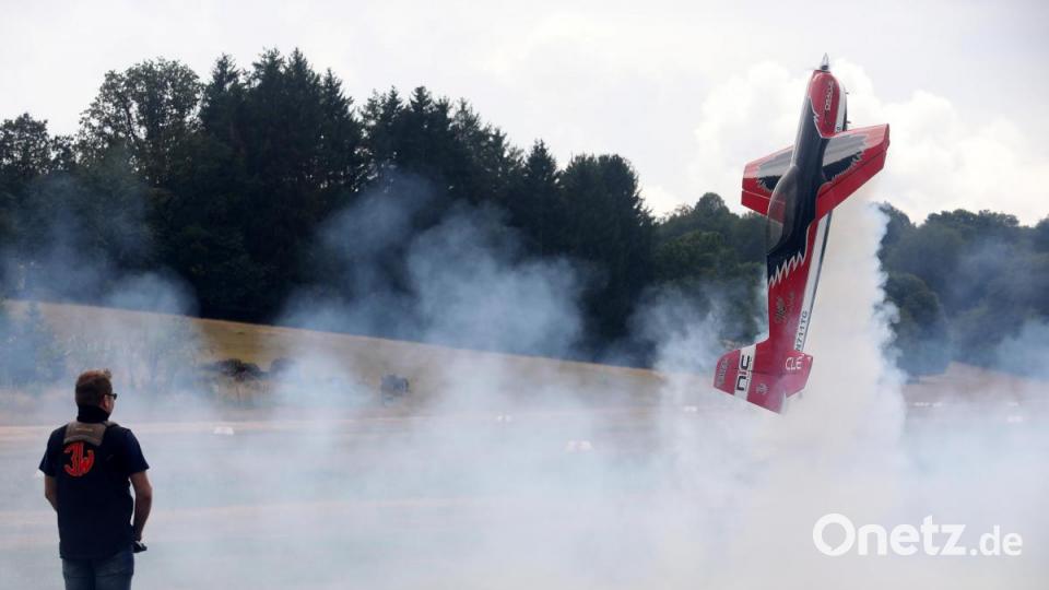Thomas Guttenberger aus Witzlhof mit einem seiner Schmuckstücke: einem Modellflugzeug aus der Raven-Familie. Bild: Wolfgang Steinbacher
