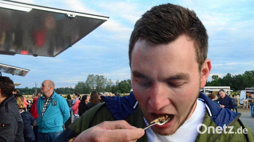 Schmeckt wie Erdnuss. &quot;Sehr exotisch&quot;. Thomas Schwandtner kostet zum ersten Mal Heuschrecke in Kräuteröl und Knoblauch. Bild: Kunz