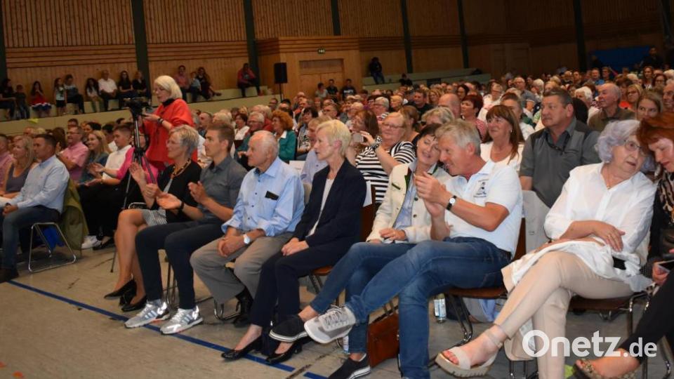 Die USAREUR-Band mit Chor spielte zwar nicht auf dem Schönberg im freien, aber in der Stadthalle, wo ein musikalisches Feuerwerk gezündet wurde. Bild: rgr