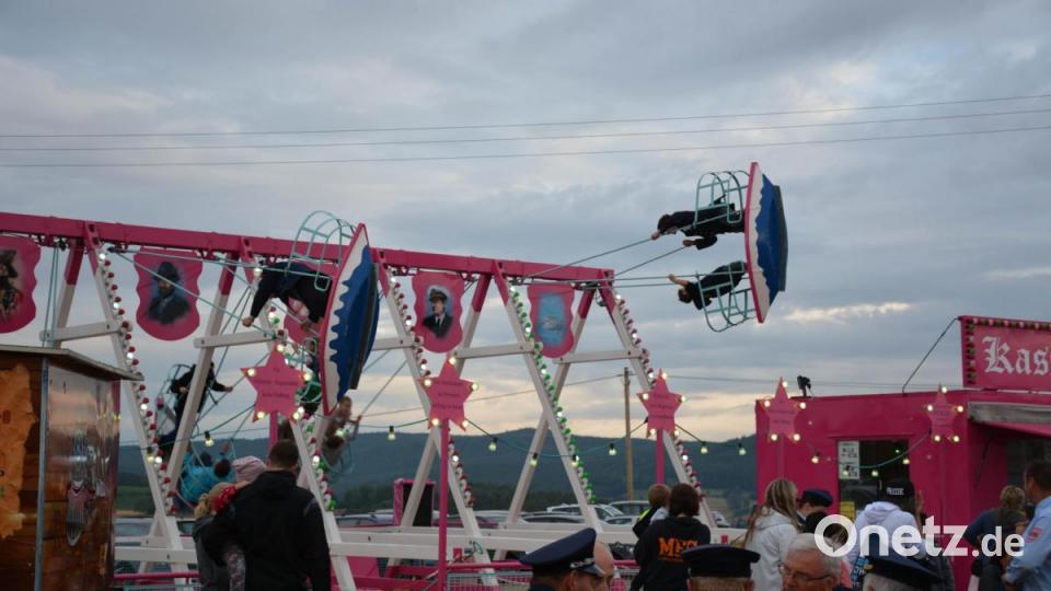 Hoch hinaus ging es mit der Schiffsschaukel. Diese und viele andere schöne Attraktionen sorgten für einen kurzweiligen Abend. Bild: Freya Stöckl