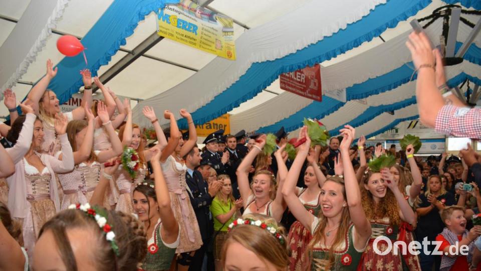 Ausgelassene Stimmung beim Einzug der Festleute war garantiert. Die Akteure wurden gefeiert. Bild: Freya Stöckl
