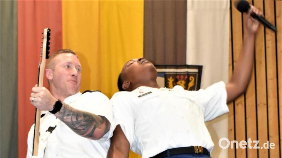 Die USAREUR-Band mit Chor spielte zwar nicht auf dem Schönberg im freien, aber in der Stadthalle, wo ein musikalisches Feuerwerk gezündet wurde. Bild: rgr