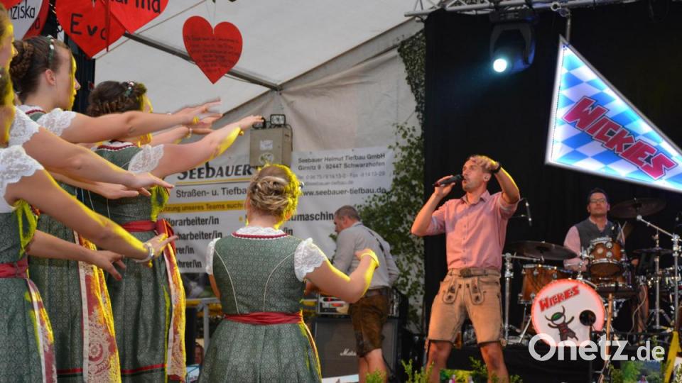 Die Band &quot;Wickies&quot; hatte die Feiernden sofort in ihrem Bann. Jubelnd tanzten die Festdamen (links im Bild) vergnügt im Takt. Bild: Freya Stöckl