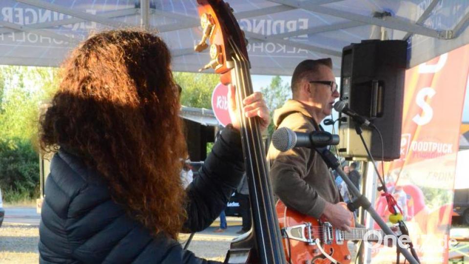 Live-Musik unterhält die Besucher. Bild: Kunz