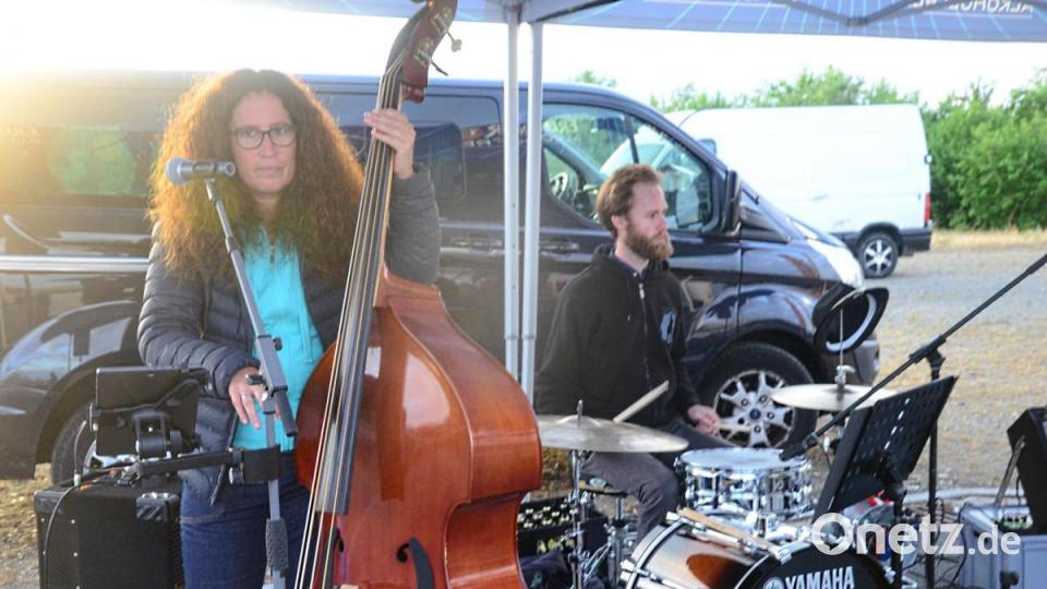 Live-Musik unterhält die Besucher. Bild: Kunz