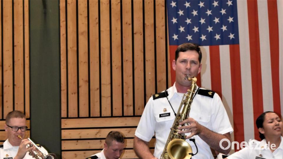 Die USAREUR-Band mit Chor spielte zwar nicht auf dem Schönberg im freien, aber in der Stadthalle, wo ein musikalisches Feuerwerk gezündet wurde. Bild: rgr