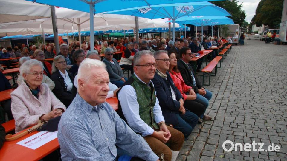 Trotz des angesagten, sich aber in Grenzen haltenden Regens freute man sich auf das Bürgerfest. Gekommen war auch der ehemalige SPD Stadtrat Münchens, Alois Mittermüller (vorne links). Bild: wro