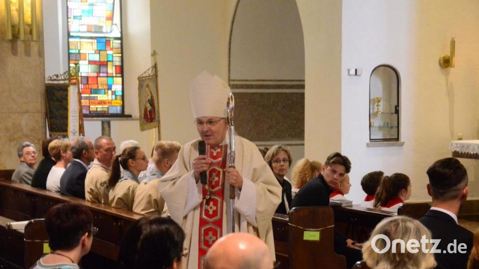 Bischof Rudolf Voderholzer ist ein Mann des Volkes. In der Herz Jesu Kirche predigt er über den barmherzigen Samariter. Bild: Kunz