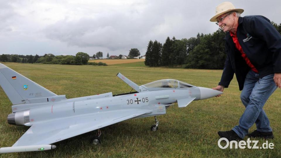 Dieter Guttenberger mit einem Modell des Eurofighters im Maßstab 1:4. Bild: Wolfgang Steinbacher