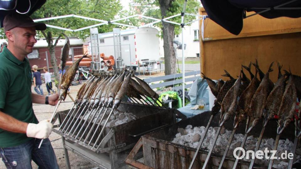 Stets beliebt ist der Steckerlfisch, den der Fischereiverein zubereitete. Bild: wro