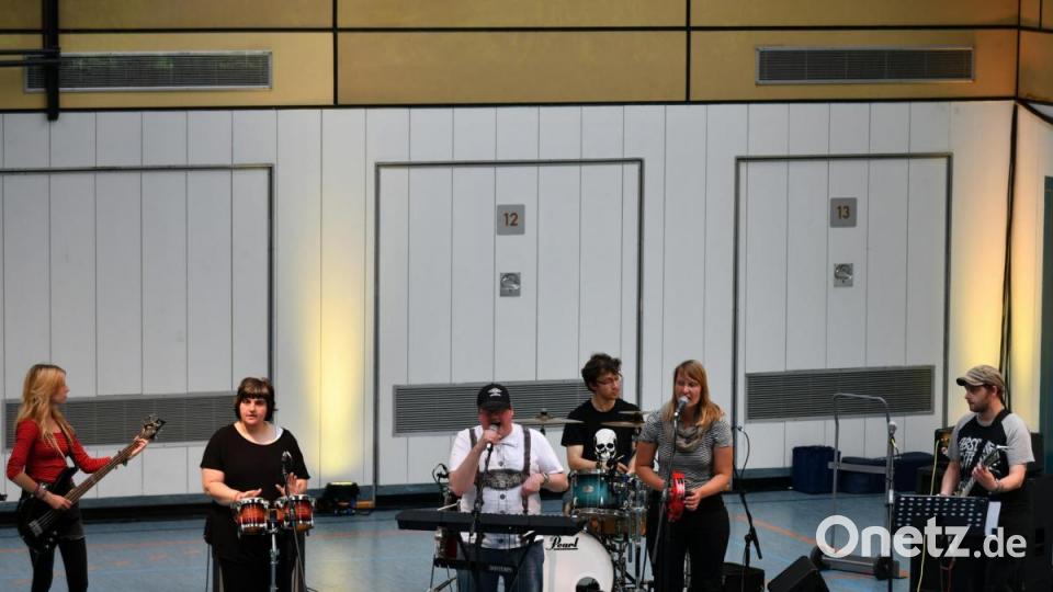 Den Auftakt des Konzertabends gestaltete die Inklusionsband &quot;Funkenstein Projekt&quot; der Werkstätten für Behinderte in Marktredwitz. Bild: wro