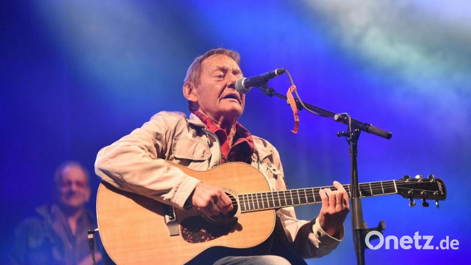 Mit einem nostalgischen und bewegenden Auftritt begeistert Österreichs Musik-Ikone Wolfgang Ambros seine Fans. Bild: Tobias Schwarzmeier