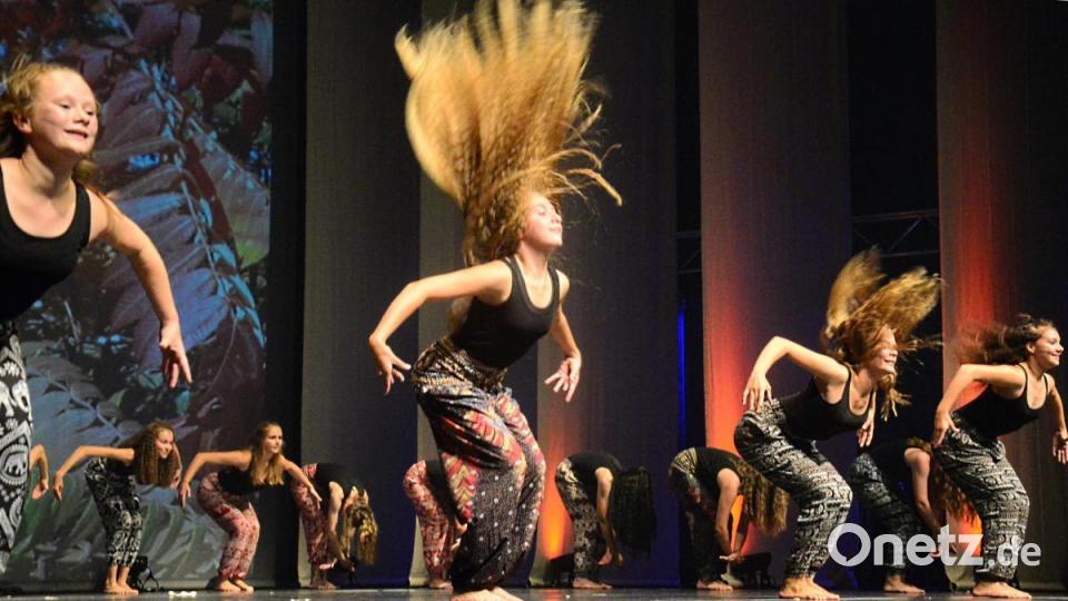 Nicht das Musical &quot;Hair&quot;, sondern &quot;Urwald&quot; mit afrikanischer Folklore der Klassen 7 bis 12. Bild: Kunz
