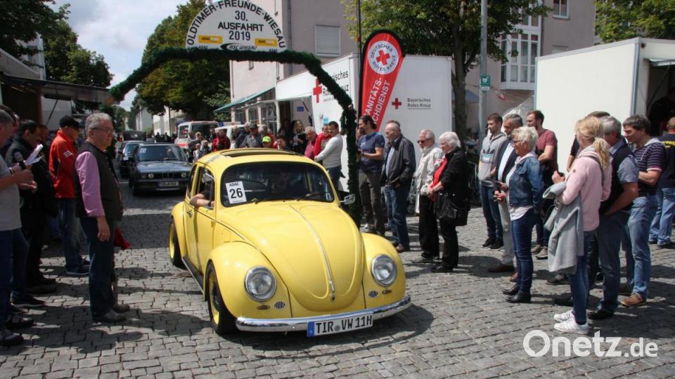 Verbunden mit dem 18. Bürgerfest war auch eine Oldtimer-Ausfahrt, die der MSC Wiesau organisiert hatte. Der knallgelbe VW Käfer mit Halbautomatik, Baujahr 1976, wurde von Hans Thiem gesteuert. Bild: wro