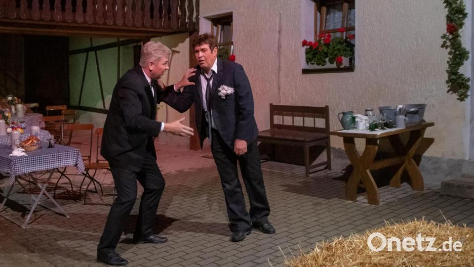 Der Peter und der Toni haben einen Plan ausgeklüngelt, wie sie die beiden Kohlhiesel-Töchter heiraten können. Bild: chl